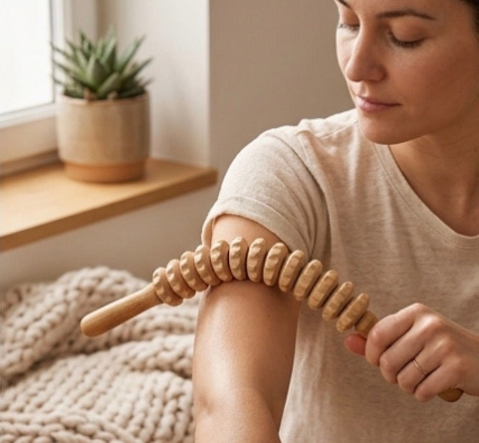Massage du corps avec un kit en bois pour routine bien-être et remodelage naturel 