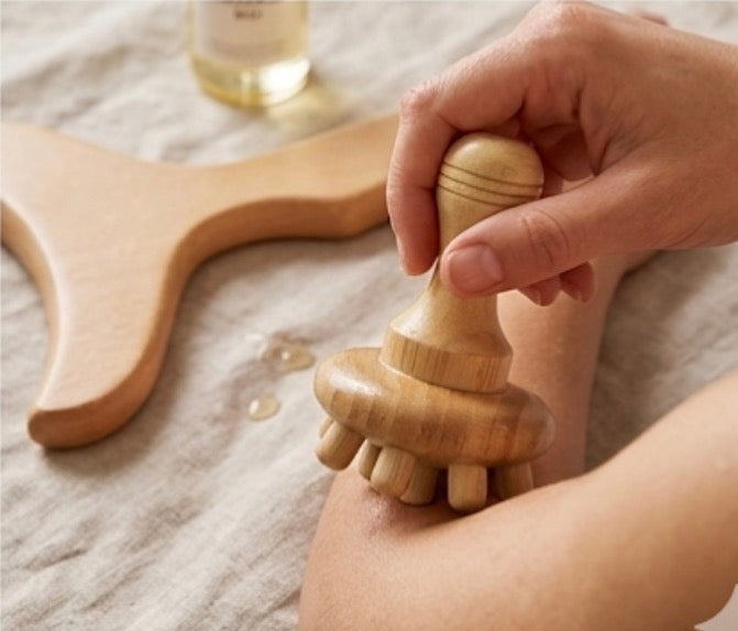 Utilisation d'un kit de massage en bois pour stimuler la circulation du corps